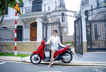 Sau chiếc Maserati hơn 8 tỷ, Hương Giang tiếp tục nhận xe mới